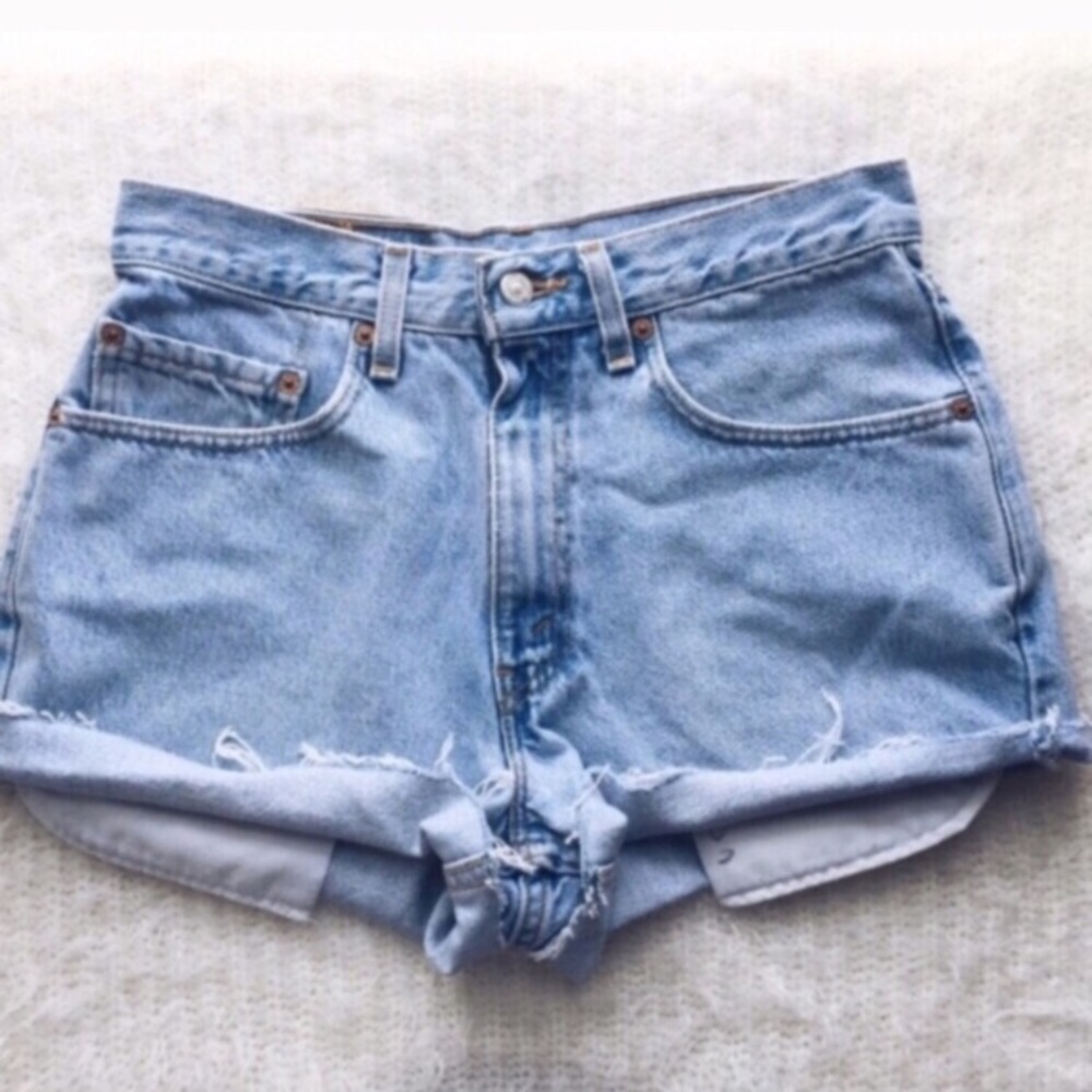 VTG High Waisted Levi Shorts - Light Wash (M-XXL)